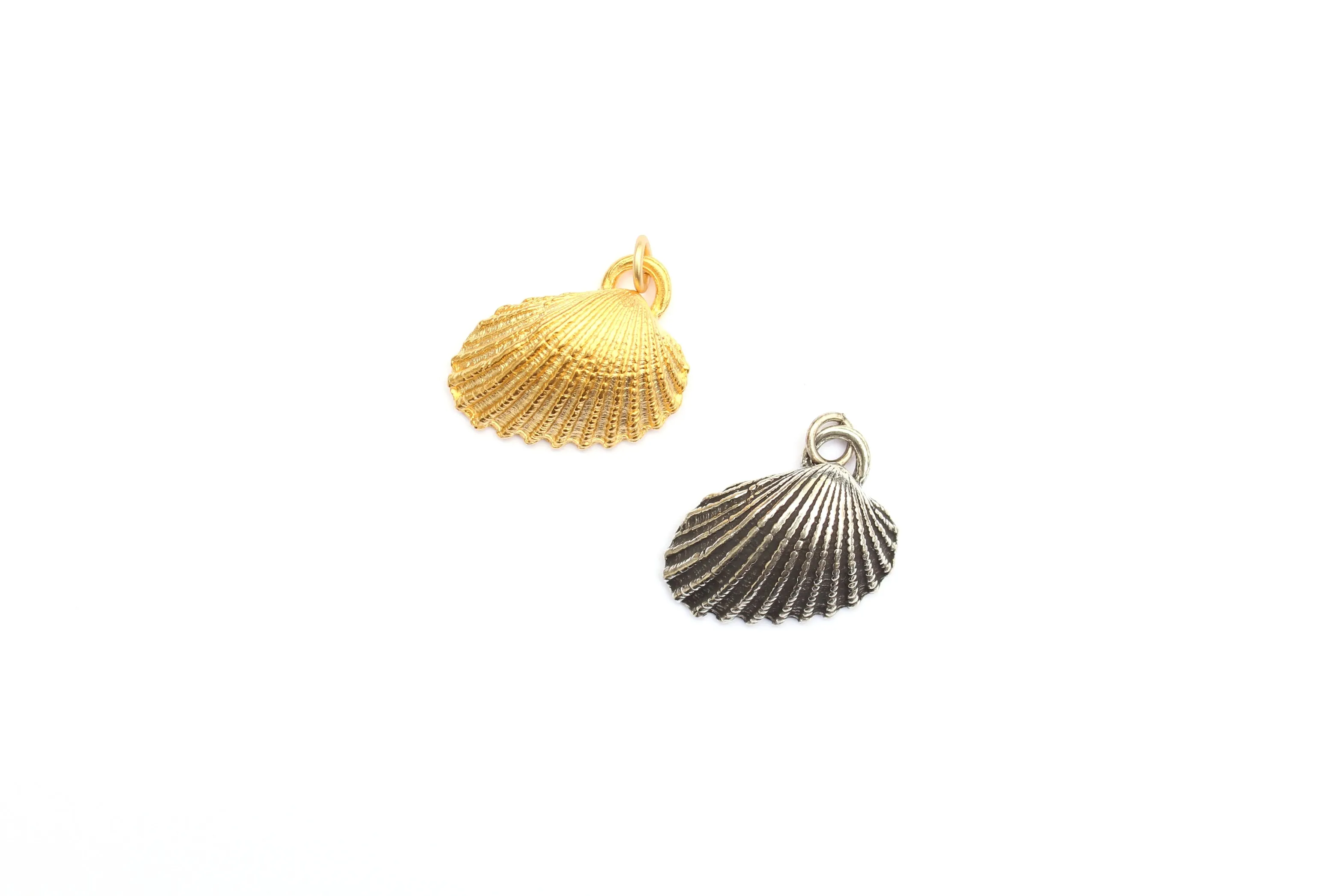 Ridged Shell Pendant in Britannium - Coastal Elegance in Every Detail